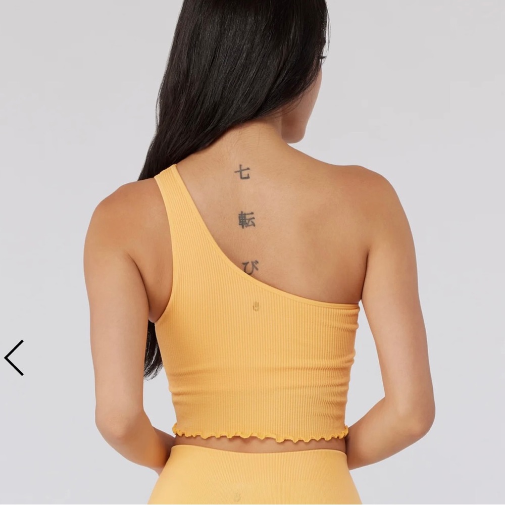 Small one shoulders shirt super cute to wear casual or in gym !